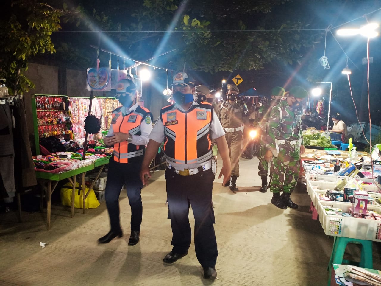 Patroli gabungan Satgas Covid-19 Pantau Penerapan Prokes Para Pedagang di Pasar Malam