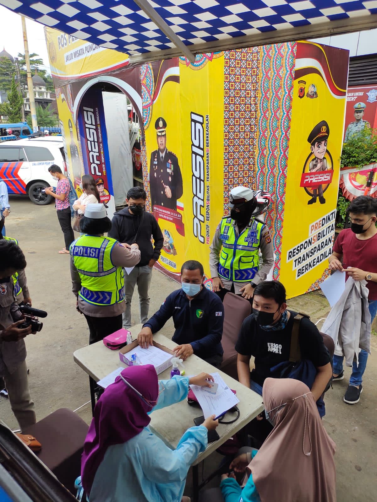 Gerai Vaksinasi Dokkes Polres Bogor di Pospam Gadog Dalam Rangka Kunjungan Kerja Kapolda Jabar