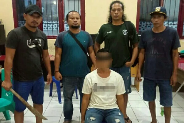 Pria berinisial RM (24) diduga telah melakukan pengancaman dengan menggunakan senjata tajam (sajam) terhadap seorang perempuan bernama Feni (35). Polisi akhirnya menangkap terduga pelaku. (Foto istimewa)