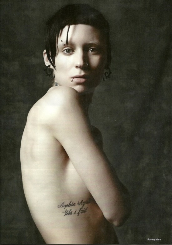 rooney_mara_por_baixo_do_peito_tatuagem_no_filme_garota_com_a_tatuagem_de_drago