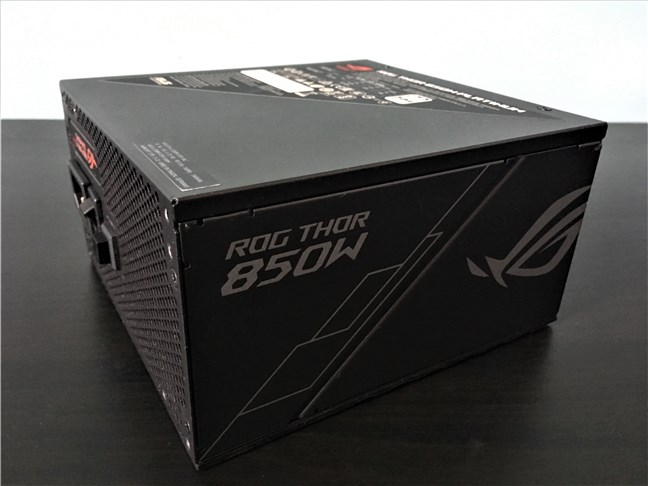 ASUS ROG Thor 850W Platinum PSU 从侧面看