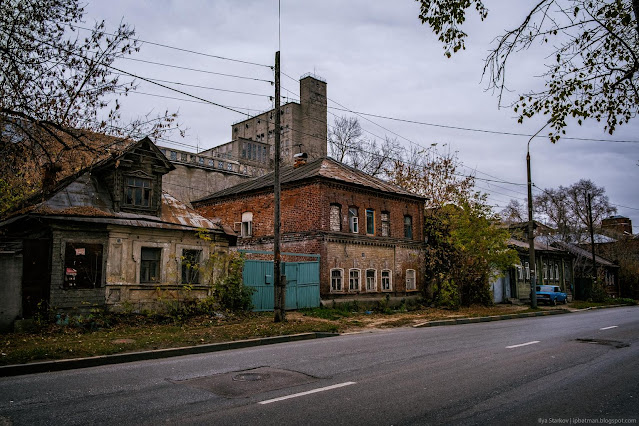 Старые дома на фоне Мукомольного завода Башкировых