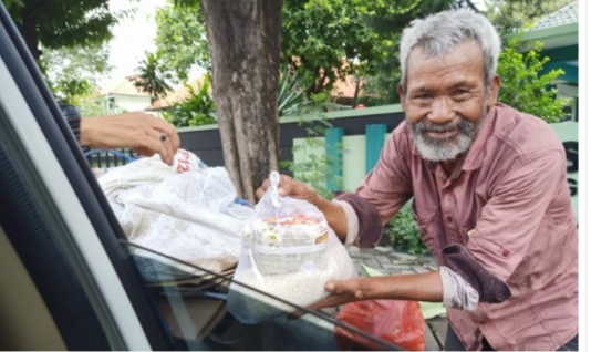 223 PAKET SEMBAKO DARI GURU OLAHRAGA UNTUK ABANG BECAK DAN OJOL