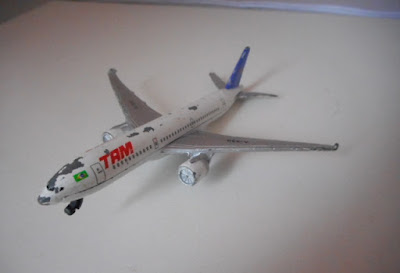 Miniatura  de metal de avião da  Tam A-330 - 12cm de comprimento e envergadura das asas R$ 15,00