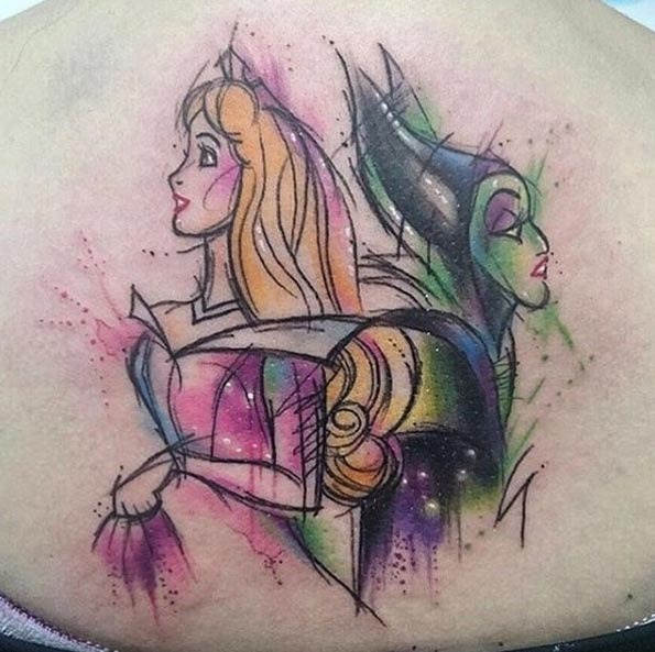 Este esboço estilo "a bela adormecida" da tatuagem