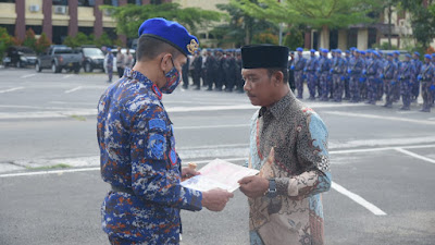 Kapolri berikan tali asih melalui Kapolda  Lampung  kepada Orang Tua Briptu (anumerta) Gilang Aji Prasetyo