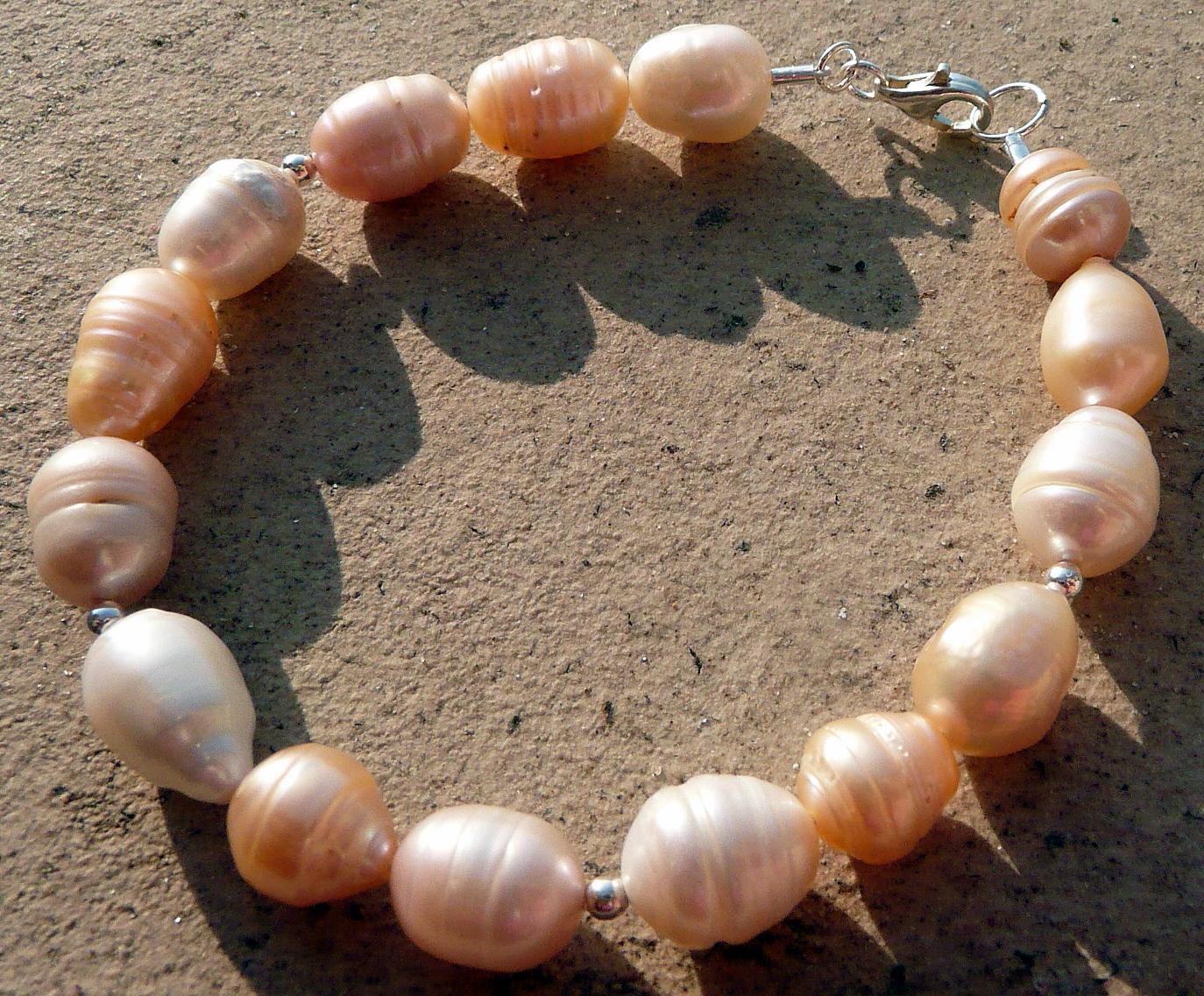 tri-color pearl bracelet.