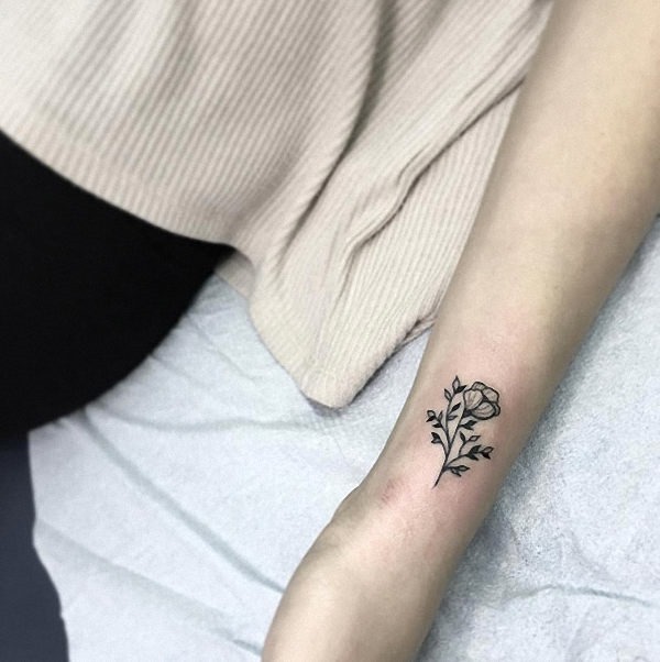 este_blackwork_floral_pulso_de_tatuagem