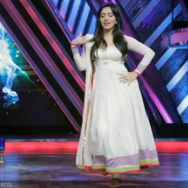 Neha Sharma performs during the promotion of her movie Youngistan on the sets of the dance reality show Boogie Woogie Kids Championship, in Mumbai. (Pic: Viral Bhayani)