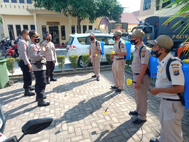 Cegah Penyebaran Covid-19, Lingkungan Polres Tebing Tinggi Disemprot Desinfektan