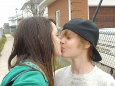 selena gomez and justin bieber pictures kissing. justin+ieber+kiss+selena+