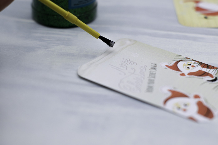 Spread glue with paintbrush.jpg Spread glue with paintbrush