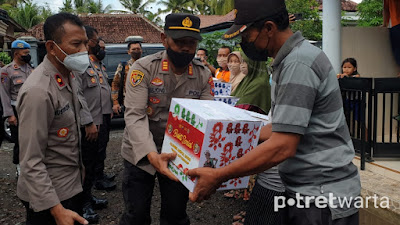 Jumat Berkah ; Kapolresta Banyuwangi dan PJU Bagkan Sembako dan Makanan Kepada Warga Terdampak Puting Beliung