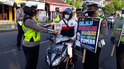 Tonjolkan Sikap Humanis, Sat Lantas Polres Klungkung Bagikan Masker dan Berikan Imbauan Prokes serta Tertib Berlalulintas di Jalan.