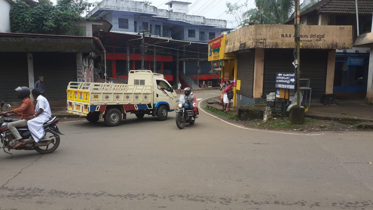 പയ്യാവൂർ വെമ്പുവ ജംഗ്ഷനിലെ ഗതാഗത തടസം പരിഹരിക്കണം 