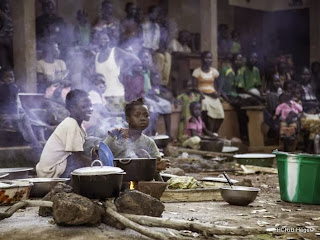 Beaucoup de déplacés ayant fui les violences en Centrafrique ont trouvé refuge dans l'enceinte d'une église catholique à Bossangoa. Quelque 37 000 personnes y ont trouvé abri. © HCR/ B. Heger