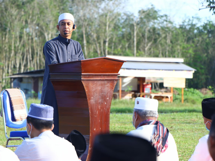 Ratusan personil Polres Tubaba Polda Lampung melaksanakan sholat ied di Halaman Polres Tubaba