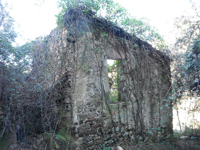 Porta penjada de can Sidró