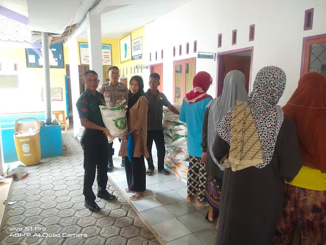 Polsek Lakbok Polres Ciamis Awasi Distribusi Bantuan Beras 10 Kg ke Warga Desa Kutawaringin