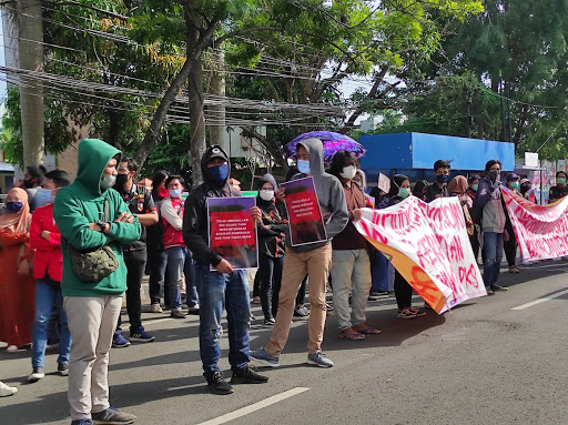 Aksi Mahasiswa di Gedung DPR: Rezim Jokowi Jadikan Corona Momentum Ekspolitasi Rakyat