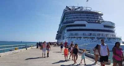 El crucero Carnival Horizon, modelo 2018 y de 125 mil toneladas, arribó este sábado al puerto Amber, en la Bahía de Maimón, Puerto Plata, con un total de 6,070 visitantes (4,645 pasajeros y 1,425 tripulantes), el más grande que haya llegado a República Dominicana. El crucero fue recibido con una ceremonia de bienvenida en la que participaron el viceministro de Turismo, Julio Almonte; el director de Gabinete de Autoridad Portuaria, Aníbal Peña; el director de Amber Cove, Mo Al Mowlen. Una comunicación de prensa dice que Luigi de Angeles, capitán del “impresionante crucero Carnival Horizon”, agradeció a la República Dominicana por el cálido recibimiento externado hoy. Angeles dijo sentirse motivado y agradecido por la hospitalidad en la Costa Norte y señaló que el crucero Horizon solo tiene semanas de salir al mercado, por lo que es el primero de muchos futuros viajes a República Dominicana, entre ellos el del próximo 18 de junio. Moe Al Mowlen entregó la placa de distinción al capitán y este a su vez intercambió reconocimientos con las autoridades locales. A la ceremonia también asistieron el general de la Policía Nacional Olivence Minaya; el coronel de Cestur, Carlos Rodríguez; Amin Vásquez, el director de Logistica de Autoridad Portuaria, entre otros.