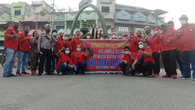 Posko PBB Jalan Teri, Merahkan Bundaran Air Mancur Kota Tebing Tinggi Dengan Berbagi Takjil dan Masker