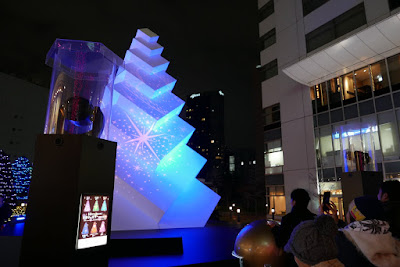 One of the displays at Shinjuku Terrace City Winter Illumination included a white Christmas tree like sculpture. Placing your hands on a globe, you can invoke different projections onto the sculpture with colors and animations