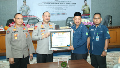 Bangun Kemitraan Dibidang Pendidikan, Kapolda Kalbar Tandatangani MOU dan Memberikan Materi Kuliah Umum di IKIP PGRI Pontianak