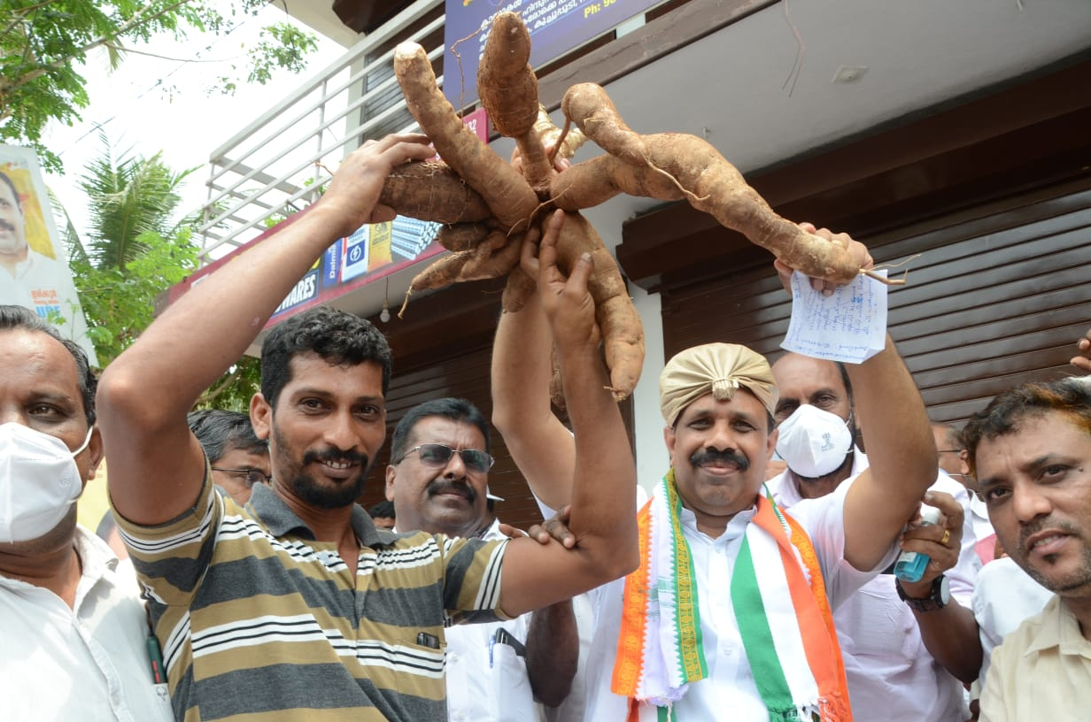 കൊയ്യം സ്വീകരണ കേന്ദ്രത്തിൽ യു ഡി എഫ് സ്ഥാനാർത്ഥി സജീവ് ജോസഫിന് കാർഷിക വിളകൾ സമ്മാനിക്കുന്ന കർഷകൻ