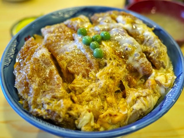 丼にビッシリとカツが敷き詰められたカツ丼