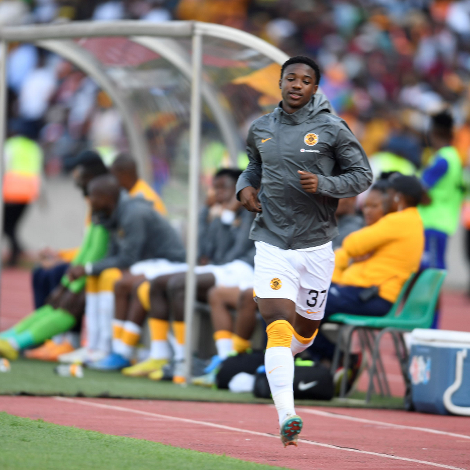 ORLANDO PIRATES EX PLAYER NEW DEAL/ KAIZER CHIEFS PLAYER PRAISED BY ZWANE/  HUNT WANTS FOR STRIKER 