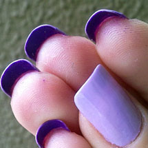 Unhas dupla face lilás pintadas de roxo na parte interna