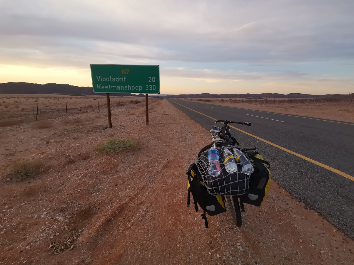 Vioolsdrifナミビア国境まであと20kmの標識