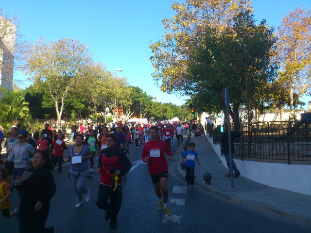 Durante la salida del Polideportivo, los corredores salieron muy juntos y a buen ritmo.