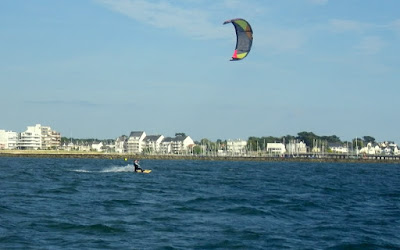 Vers l'estuaire de la Loire (Pornichet/LaBaule, St Brévin...) au fil du temps... - Page 13 Kitesurf_navy16_0002w