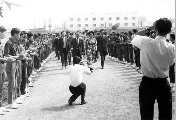 Saigon 17 March 1971 - Bà Nguyễn Văn Thiệu dự lễ khánh thành Thư viện trường Quốc Gia Nghĩa Tử.