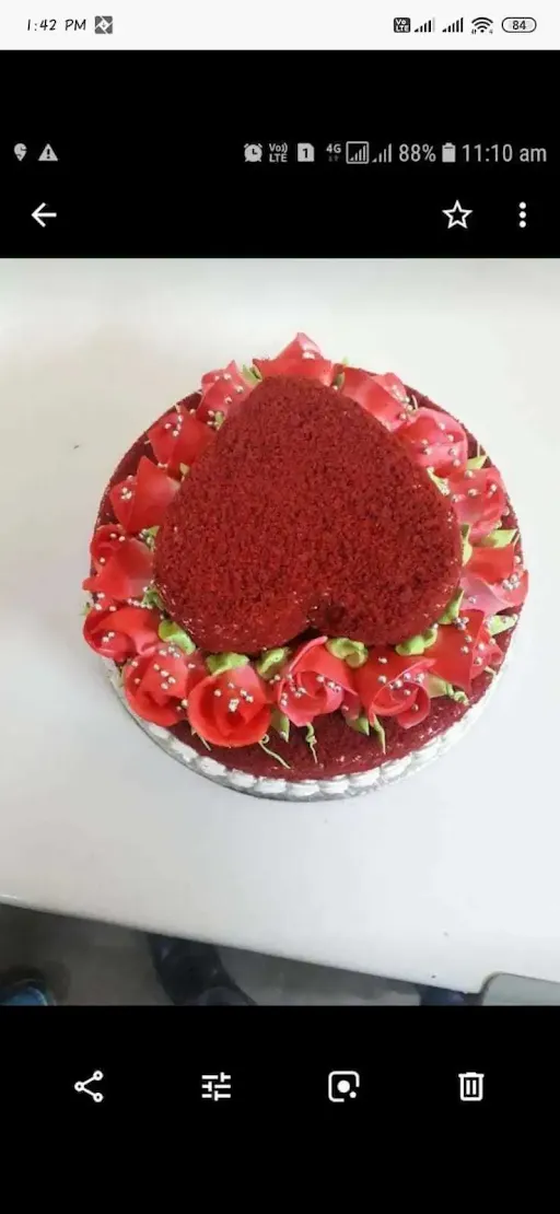 Red Velvet Flower Cake [2.5 Kg]