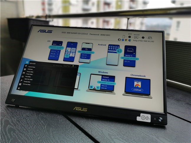 Menu OSD và chi tiết Wi-Fi hiển thị trên ASUS ZenScreen Go MB16AWP