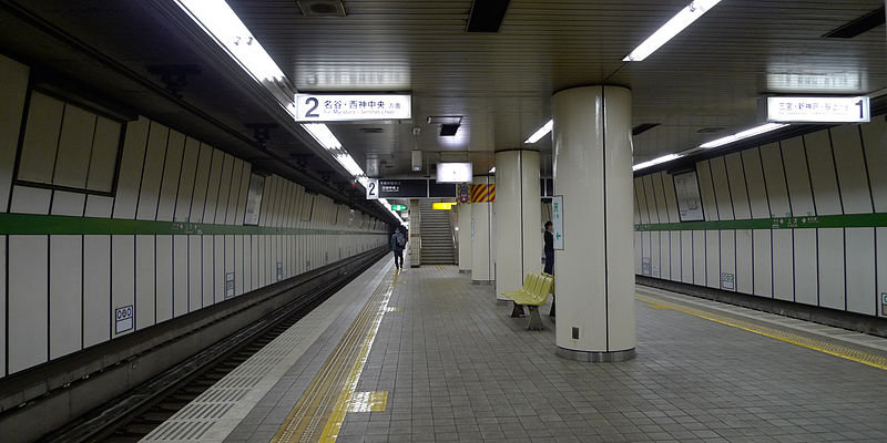 파일:external/upload.wikimedia.org/800px-Kobe_Municipal_Subway_Kamisawa_Station_platform.jpg