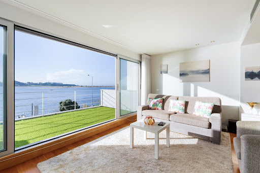 Prestige house for sale in Porto (Portugal) - Bright living room with sea view and terrace