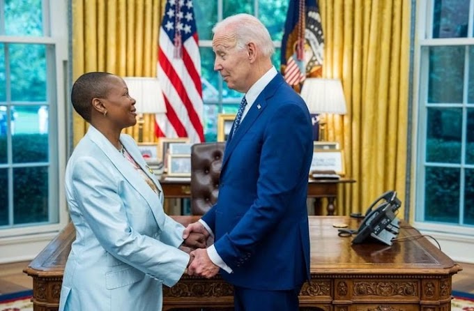 Rais Biden Akisalimiana na Balozi wa Tanzania Marekani Dr. Kanza