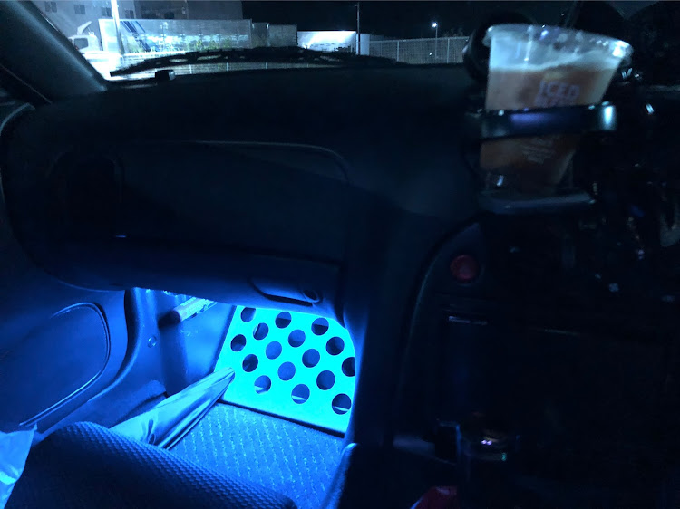 RX-7のRX-7・FD3S・フットランプ自作・コンビニ駐車場にて・モノクロ祭り便乗に関するカスタム事例の投稿画像4枚目
