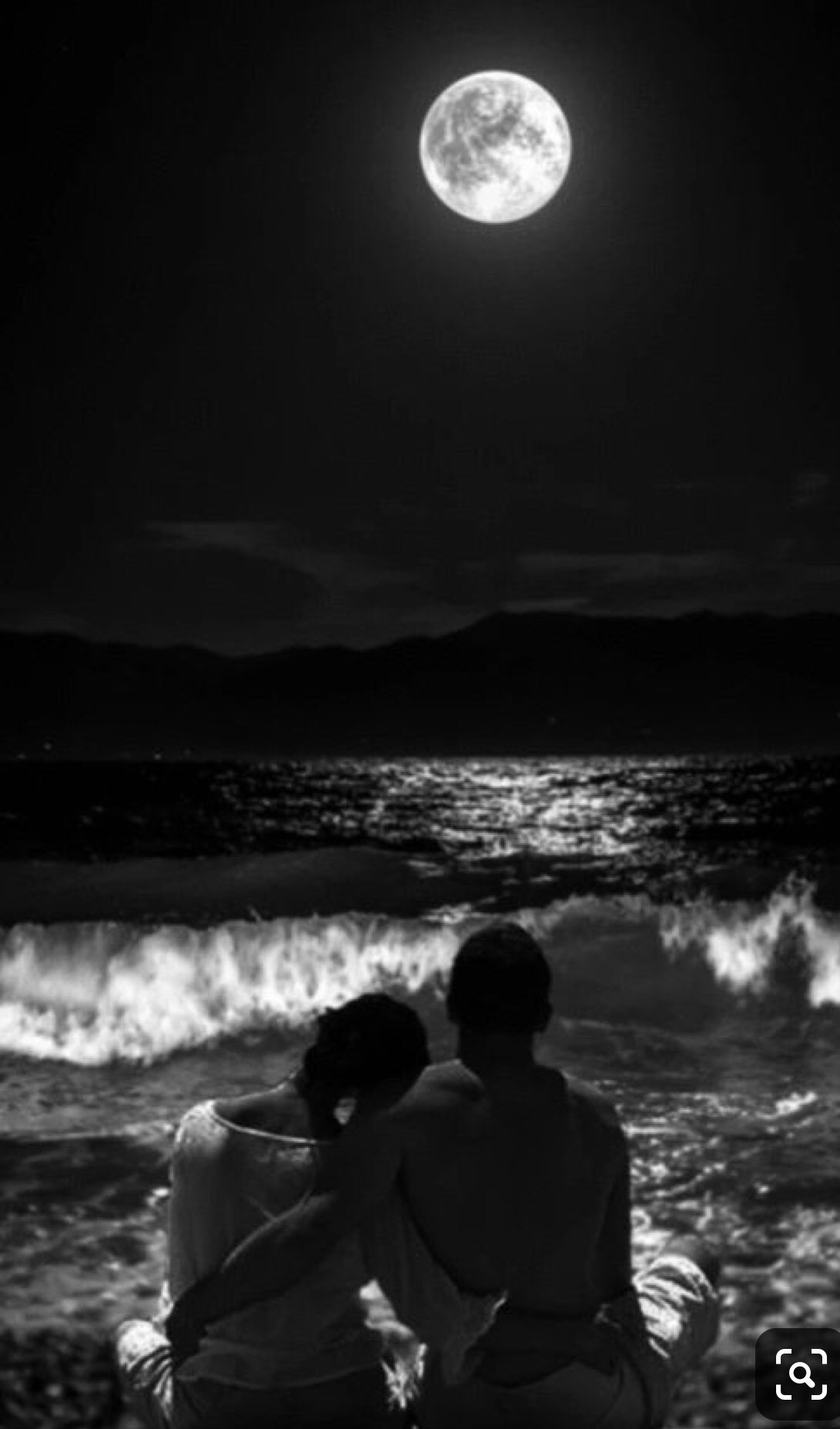Влюбленные на пляже ночью