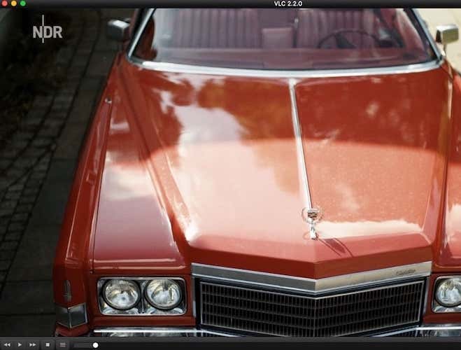 รูปภาพของ Cadillac สีแดงใน VLC Player