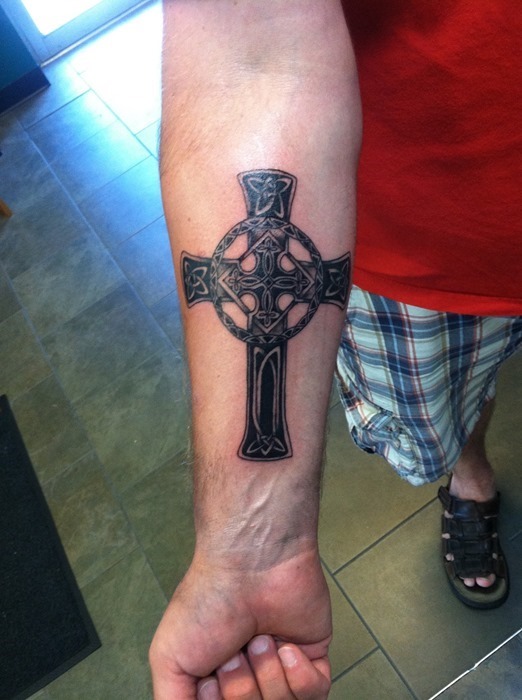 atraente_cruz_do_antebraço_o_projeto_da_tatuagem atraente_cruz_do_antebraço_o_projeto_da_tatuagem