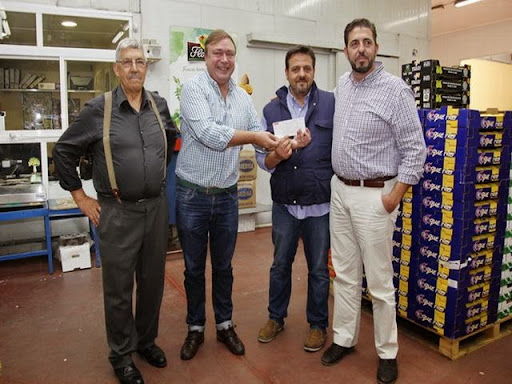 Juan Soler ha entregado el cheque de 3.000 euros a la empresa Frusana, ganadora del premio a la Pequeña Empresa No Comercial, de la última edición de los ‘Premios Getafe Empresarial’