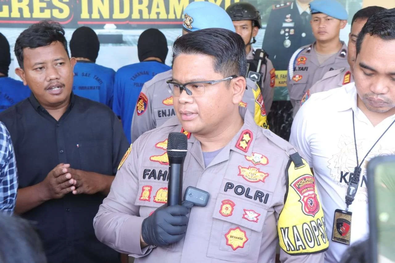 Kapolres Indramayu AKBP Fahri Hamzah Siregar saat memberikan keterangan pers terkait penangkapan pelaku curanmor.(