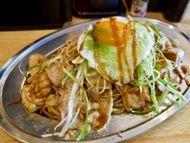 豚肉、白髭ネギ、目玉焼きなどの具材がタップリ乗った焼きそば