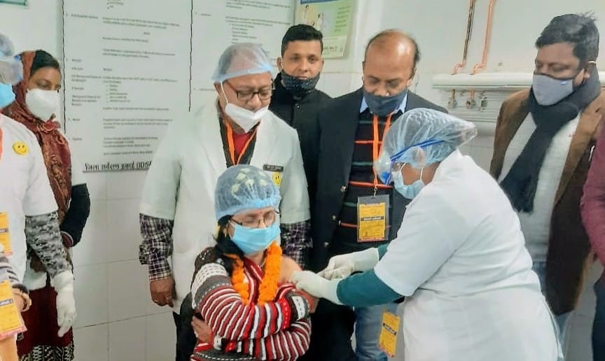 जगदीशपुर अनुमंडलीय अस्पताल में 39 स्वास्थ्यकर्मियों को लगा कोरोना का टीका, कोविड-19 की टीकाकरण अभियान की हुई शुरुआत