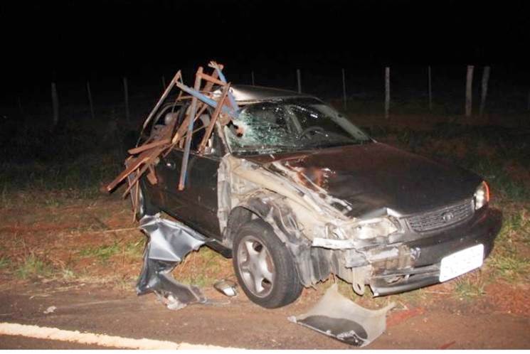 Carroça é destruída em colisão com carro em rodovia.